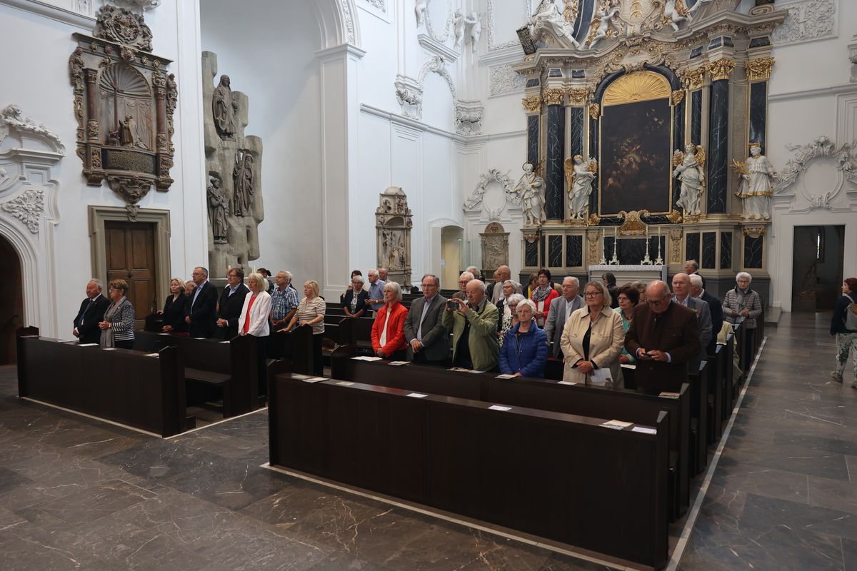 Mit mehr als 400 Ehepaaren, die seit 50, 60, 65 oder 70 Jahren verheiratet sind, hat Weihbischof em. Ulrich Boom am Donnerstagvormittag, 4. Juli, im Würzburger Kiliansdom einen Pontifikalgottesdienst gefeiert.
