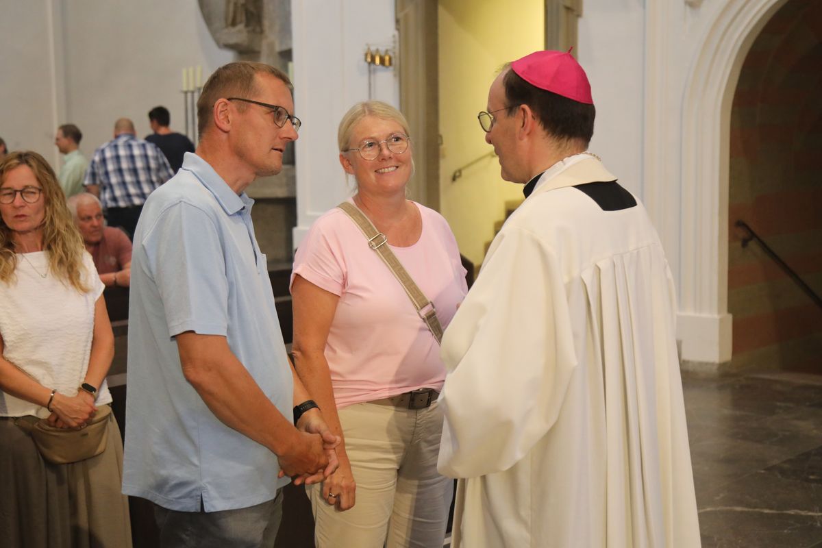 Mit rund 1000 Eheleuten, die in diesem Jahr Silberhochzeit haben, feierte Bischof Dr. Franz Jung am Freitagabend, 4. Juli 2025, einen Pontifikalgottesdienst im Kiliansdom. Im Anschluss erteilten er, Weihbischof Paul Reder sowie weitere Seelsorgerinnen und Seelsorger den Paaren einzeln den Segen.