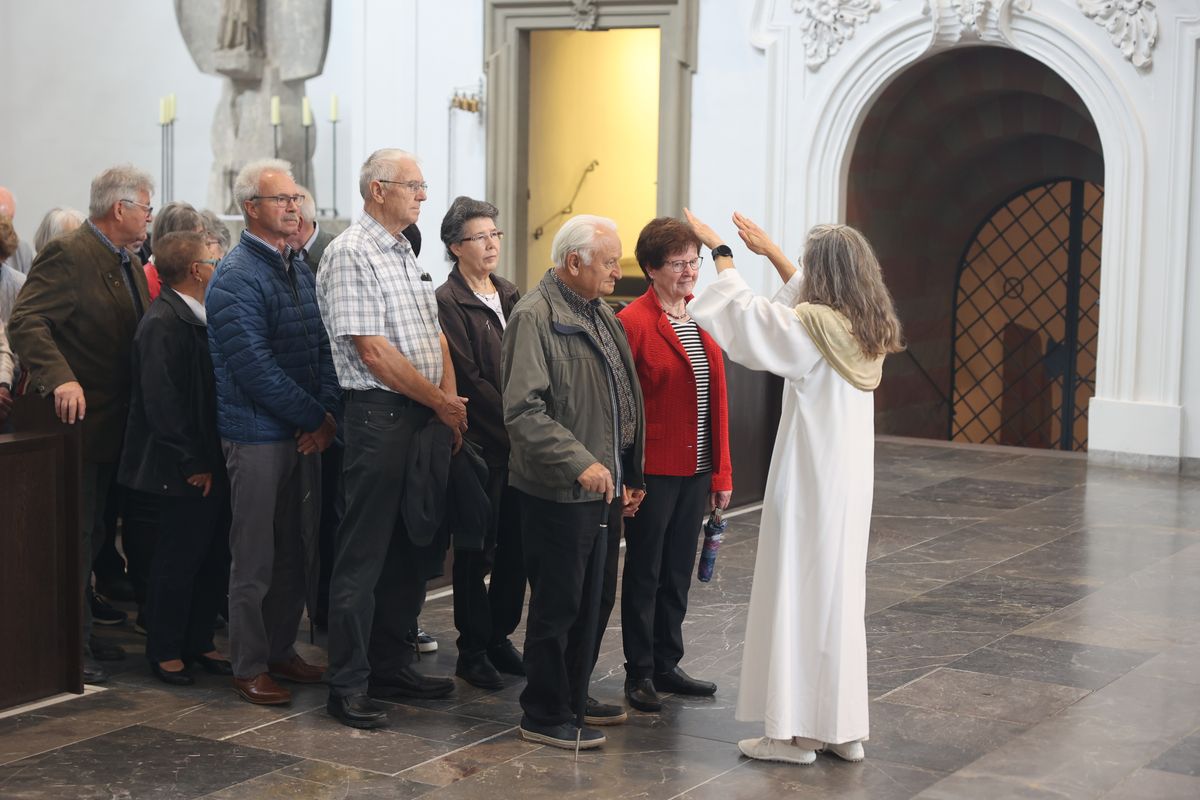 Seelsorgerinnen und Seelsorger spendeten nach dem Gottesdienst den Jubelpaaren individuell den Segen. 