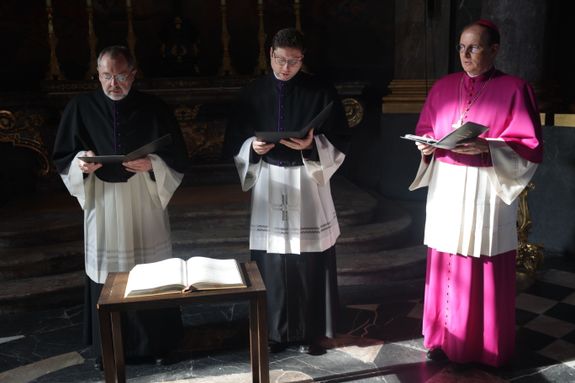 Dr. Matthias Leineweber (links) und Manuel Thomas (Mitte)  sind am Dienstag, 1. Juli, im Würzburger Kiliansdom von Dompropst Weihbischof Paul Reder als neue Domvikare eingeführt worden.