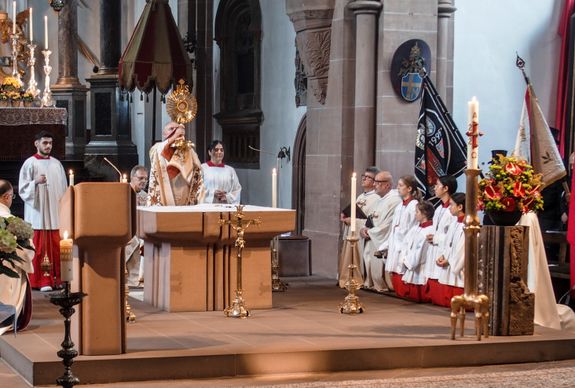 Der Generalminister der Franziskanischen Gemeinschaft erteilte den eucharistischen Segen mit der Monstranz.