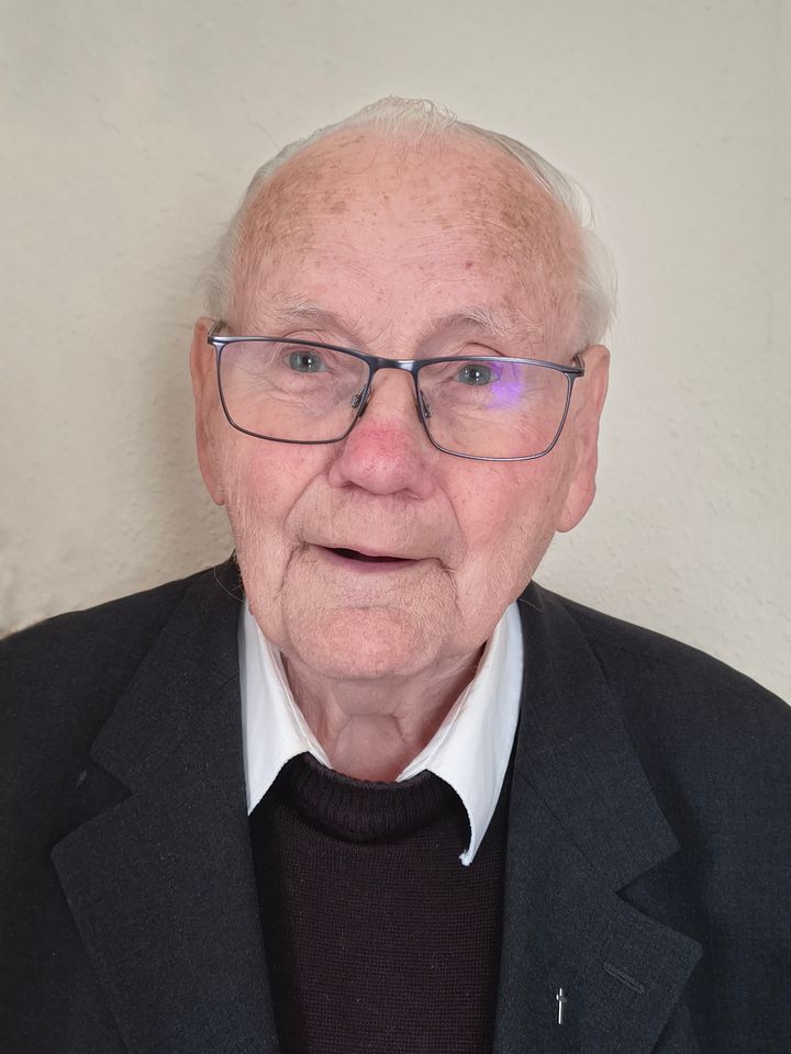 Diakon i. R. Georg Hifinger.