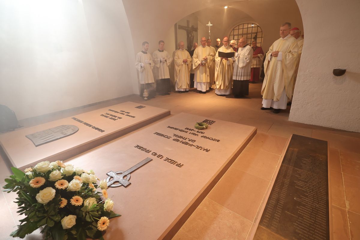 Weihbischof Paul Reder ist am Freitag, 10. Mai, offiziell in sein Amt als Dompropst eingeführt worden - zunächst in der Kapelle des Bischofshauses, dann bei einem Pontifikalgottesdienst im Kiliansdom. Dabei wurde besonders an Bischof em. Dr. Paul-Werner Scheele erinnert, der am 10. Mai 2019 starb.