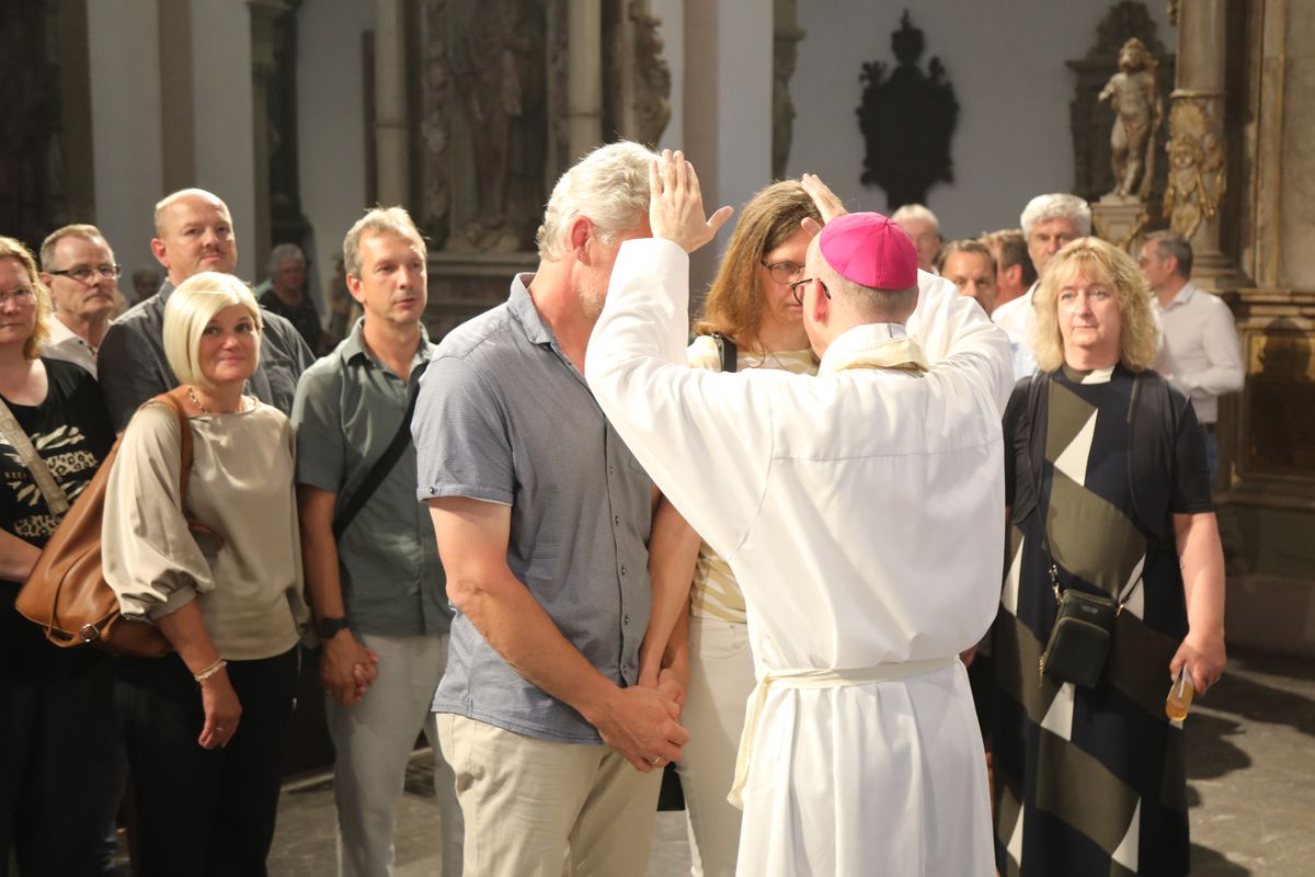Mit rund 1000 Eheleuten, die in diesem Jahr Silberhochzeit haben, feierte Bischof Dr. Franz Jung am Freitagabend, 4. Juli 2025, einen Pontifikalgottesdienst im Kiliansdom. Im Anschluss erteilten er, Weihbischof Paul Reder sowie weitere Seelsorgerinnen und Seelsorger den Paaren einzeln den Segen.