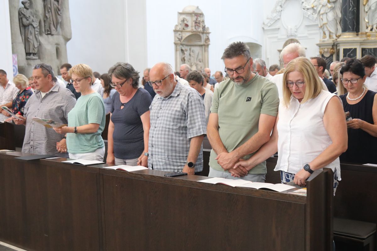 Mit rund 1000 Eheleuten, die in diesem Jahr Silberhochzeit haben, feierte Bischof Dr. Franz Jung am Freitagabend, 4. Juli 2025, einen Pontifikalgottesdienst im Kiliansdom. Im Anschluss erteilten er, Weihbischof Paul Reder sowie weitere Seelsorgerinnen und Seelsorger den Paaren einzeln den Segen.