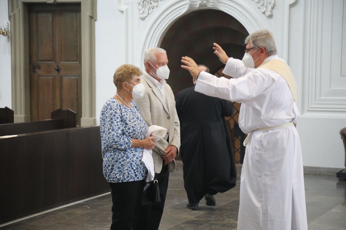 2621/0609 Ehejubilare Weihbischof Boom_27518 Weihbischof Boom und weiteren Priester und Diakone weihen Ehejubilare, die ihr goldenes, diamantenes oder eisernes Ehejubiläum feiern.