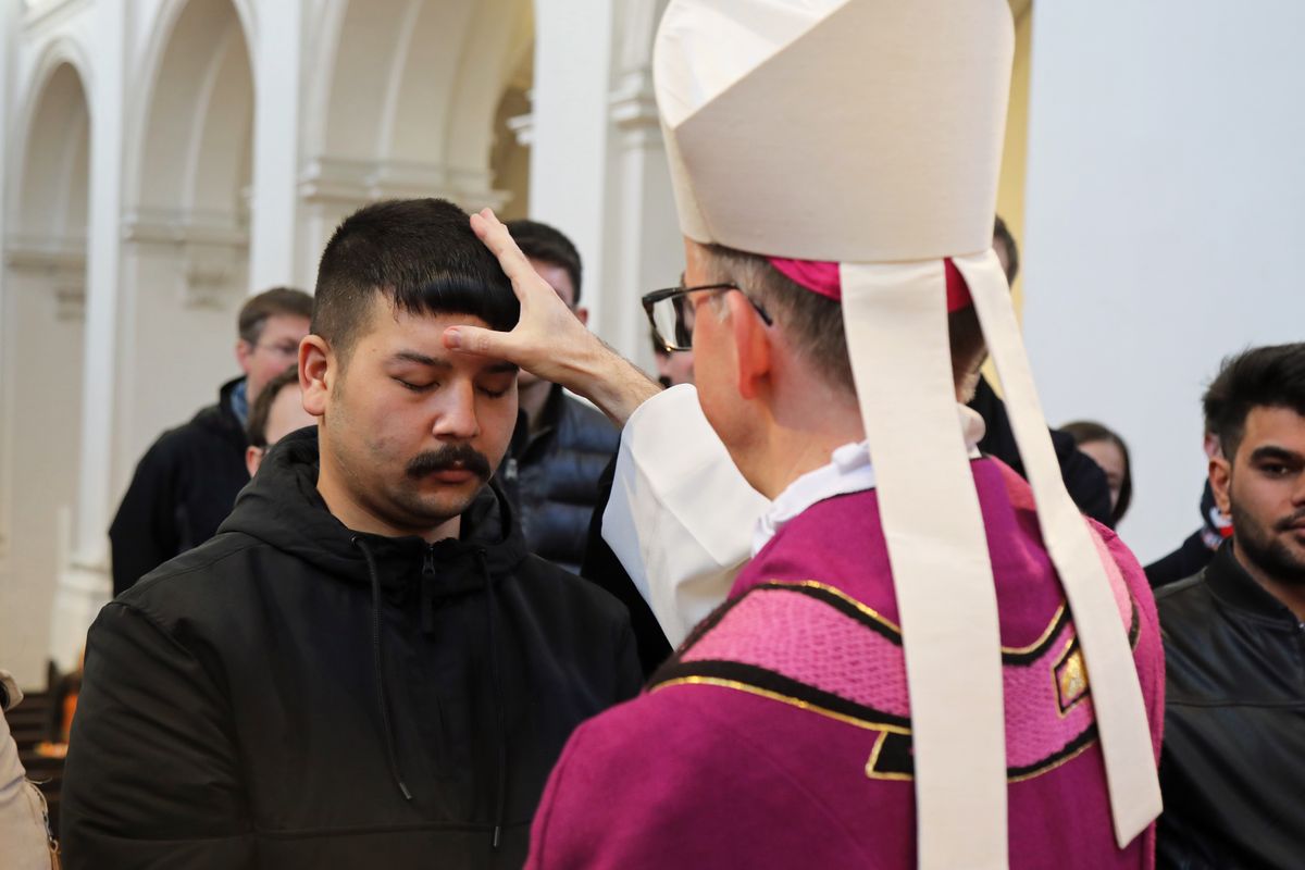 Bei einer Feier im Neumünster ließ Bischof Dr. Franz Jung 20 Erwachsene zu Taufe, Firmung und Eucharistie zu sowie eine Bewerberin für die Erwachsenenfirmung.
