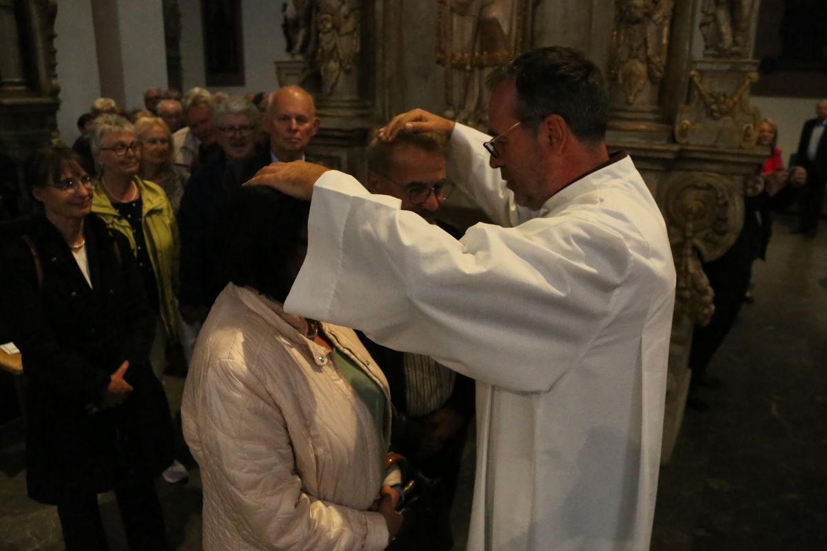 Bischof Dr. Franz Jung hat am Donnerstagnachmittag, 4. Juli, mit etwa 320 Paaren im Kiliansdom ihr goldenes oder diamantenes Ehejubiläum gefeiert.