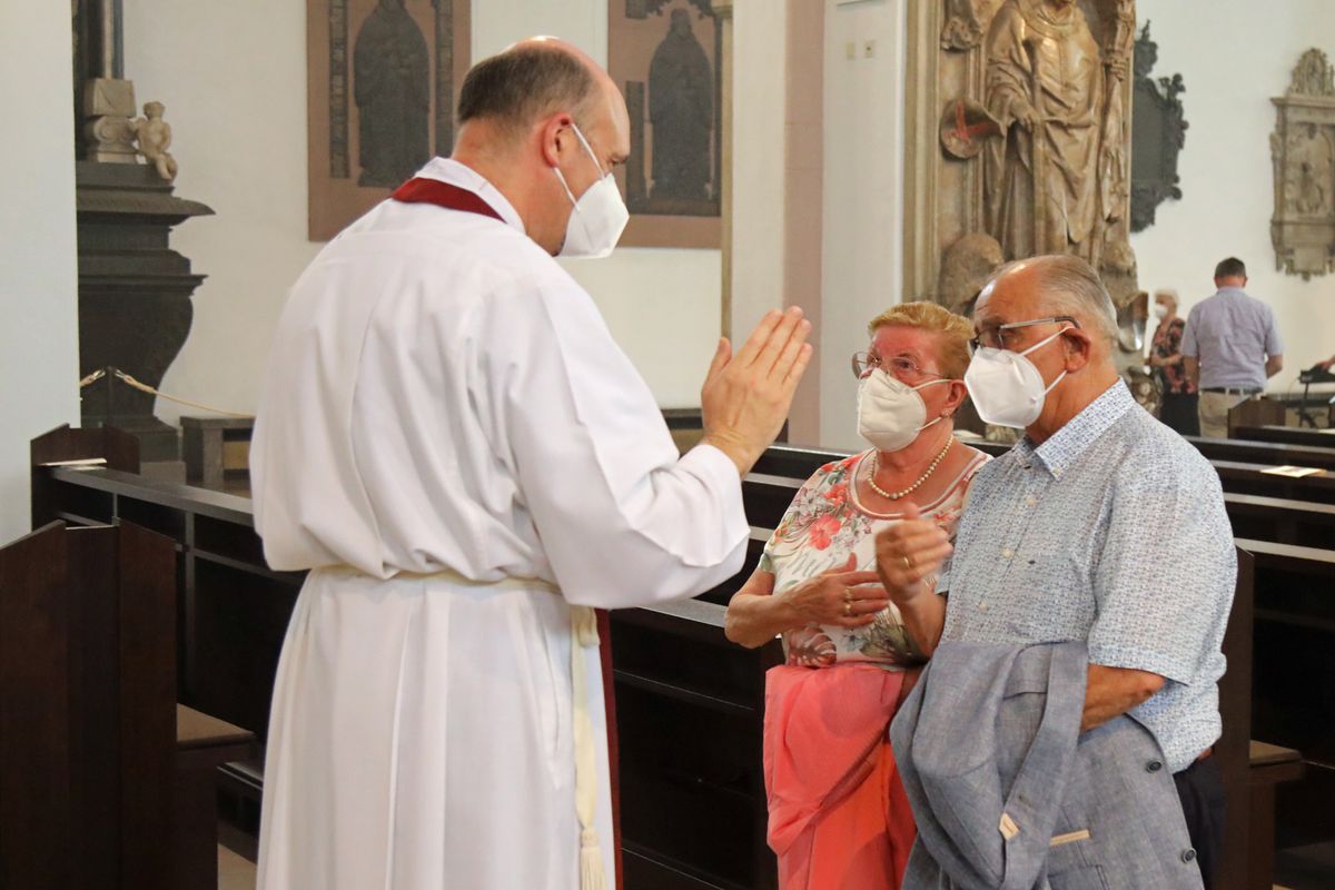 2621/0625 Gottesdienst für Ehejubilare mit Weihbischof Ulrich Boom am 29. Juni 2021_28064 Weihbischof Ulrich Boom feierte am Dienstagnachmittag, 29. Juni, einen Gottesdienst für Ehepaare, die 2020 oder 2021 ihr goldenes, diamantenes oder eisernes Ehejubiläum hatten. Im Anschluss konnten sich die Paare segnen lassen.