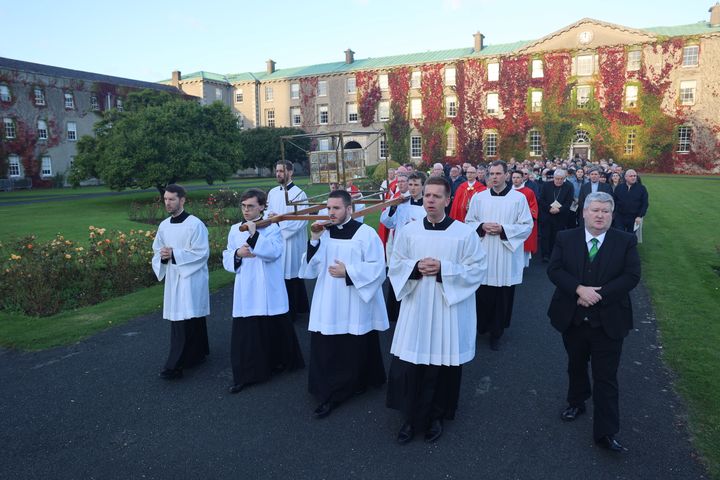 In einer feierlichen Prozession wurden die Reliquien durch den Innenhof in die College Chapel getragen.