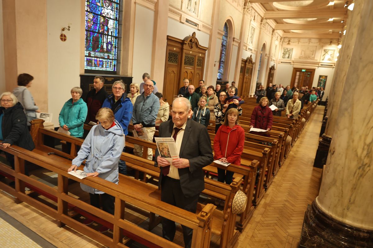 Bischof Dr. Franz Jung feierte am Sonntag, 6. Oktober, einen Gottesdienst zum Abschluss der Irlandwallfahrt mit den Reliquien der Frankenapostel in der Kathedrale von Cavan. Im Anschluss wurde der Schrein mit den Häuptern der Märtyrer für den Rücktransport nach Würzburg sicher verpackt.