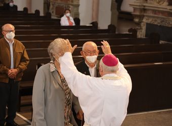 Im Anschluss an den Ehejubilarsgottesdienst mit Weihbischof Ulrich Boom am Freitagvormittag, 2. Juli, konnten sich die Paare von ihm und weiteren Priestern und Diakonen segnen lassen.