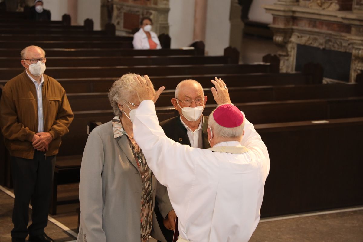 2721/0646 Ehejubilare Freitag, 2- Juli vormittags WB Boom_28456 Im Anschluss an den Ehejubilarsgottesdienst mit Weihbischof Ulrich Boom am Freitagvormittag, 2. Juli, konnten sich die Paare von ihm und weiteren Priestern und Diakonen segnen lassen.