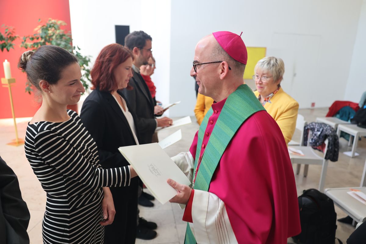 Bei einem Gottesdienst in der Jugendkirche Würzburg hat Bischof Dr. Franz Jung am Freitag, 25. Oktober, insgesamt 47 Personen für die Schulpastoral beauftragt.