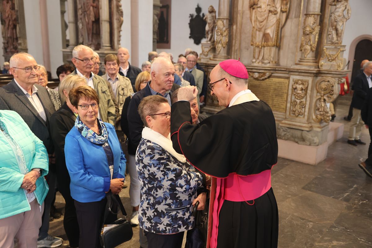 Seelsorgerinnen und Seelsorger spendeten nach dem Gottesdienst den Jubelpaaren individuell den Segen. 
