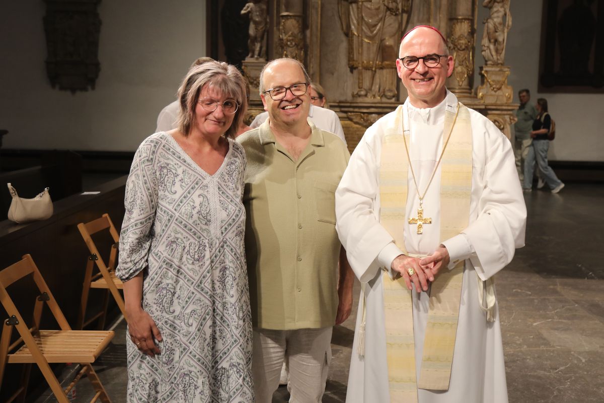 Mit rund 1000 Eheleuten, die in diesem Jahr Silberhochzeit haben, feierte Bischof Dr. Franz Jung am Freitagabend, 4. Juli 2025, einen Pontifikalgottesdienst im Kiliansdom. Im Anschluss erteilten er, Weihbischof Paul Reder sowie weitere Seelsorgerinnen und Seelsorger den Paaren einzeln den Segen.