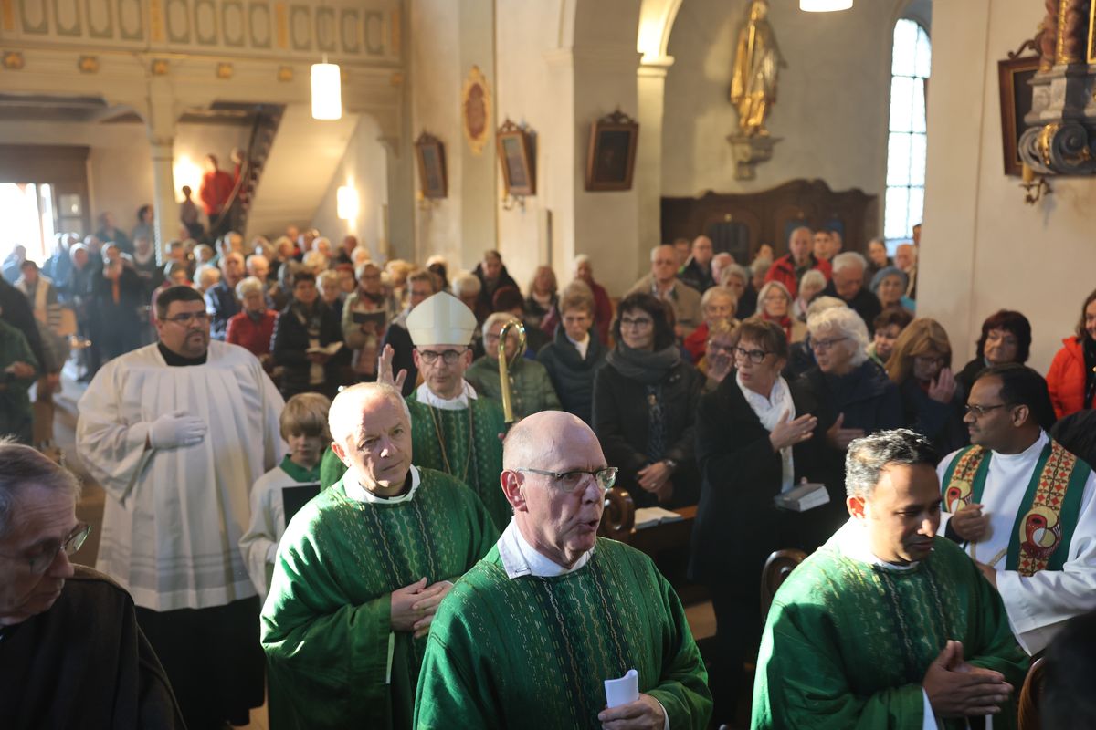 Bei einer Pontifikalmesse in der Klosterkirche auf dem Engelberg bei Großheubach hat Bischof Dr. Franz Jung zusammen mit Pater Jan Pelczarski, Generalsuperior der Oblaten des heiligen Josef aus Rom, am Sonntag, 3. November, offiziell die neue Niederlassung der Oblaten des heiligen Josef im Bistum Würzburg errichtet.
