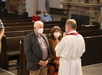 Generalvikar Dr. Jürgen Vorndran feierte am Dienstagabend, 29. Juni, einen Dankgottesdienst mit Ehejubilaren, die 2020 oder 2021 silberne Hochzeit feiern. Im Anschluss hatten die Ehepaare Gelegenheit, sich segnen zu lassen.