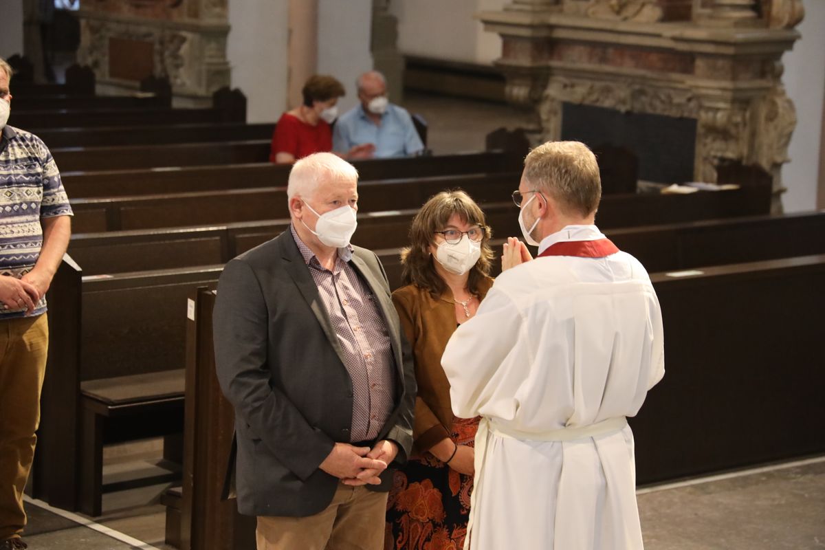 Generalvikar Dr. Jürgen Vorndran feierte am Dienstagabend, 29. Juni, einen Dankgottesdienst mit Ehejubilaren, die 2020 oder 2021 silberne Hochzeit feiern. Im Anschluss hatten die Ehepaare Gelegenheit, sich segnen zu lassen.