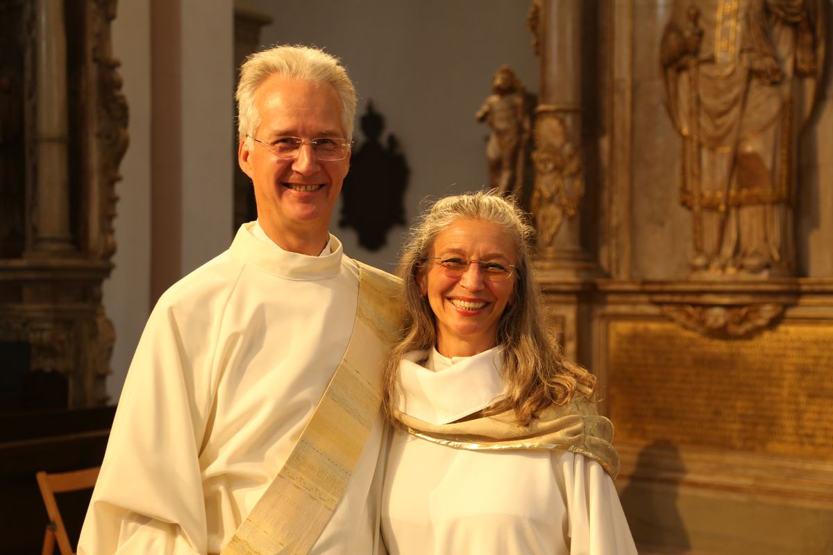 Rund 250 Ehejubilare haben am Freitagnachmittag, 4. Juli, im Kiliansdom in einem Pontifikalgottesdienst mit Weihbischof em. Ulrich Boom ihr Eheversprechen erneuert. 