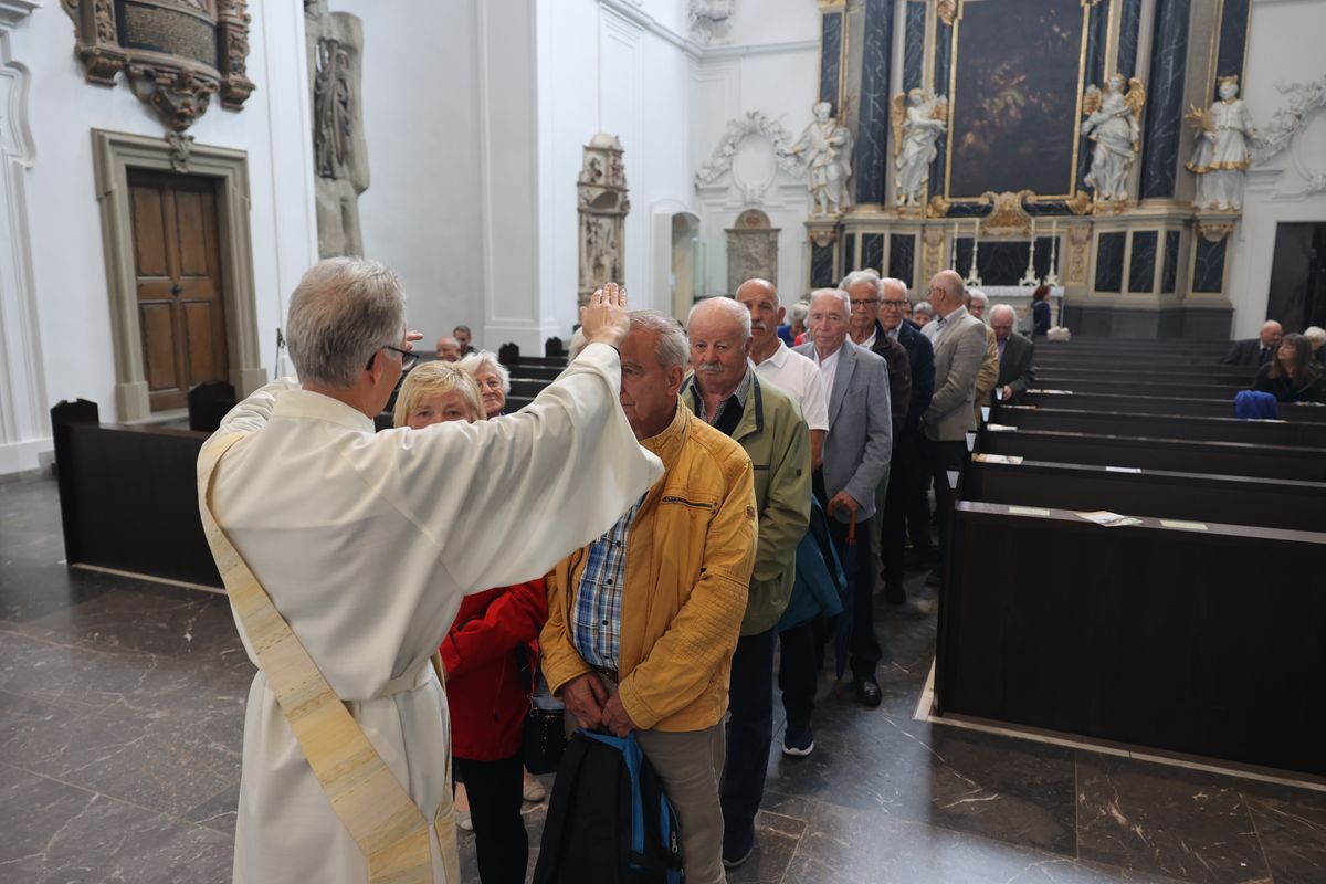 Seelsorgerinnen und Seelsorger spendeten nach dem Gottesdienst den Jubelpaaren individuell den Segen. 