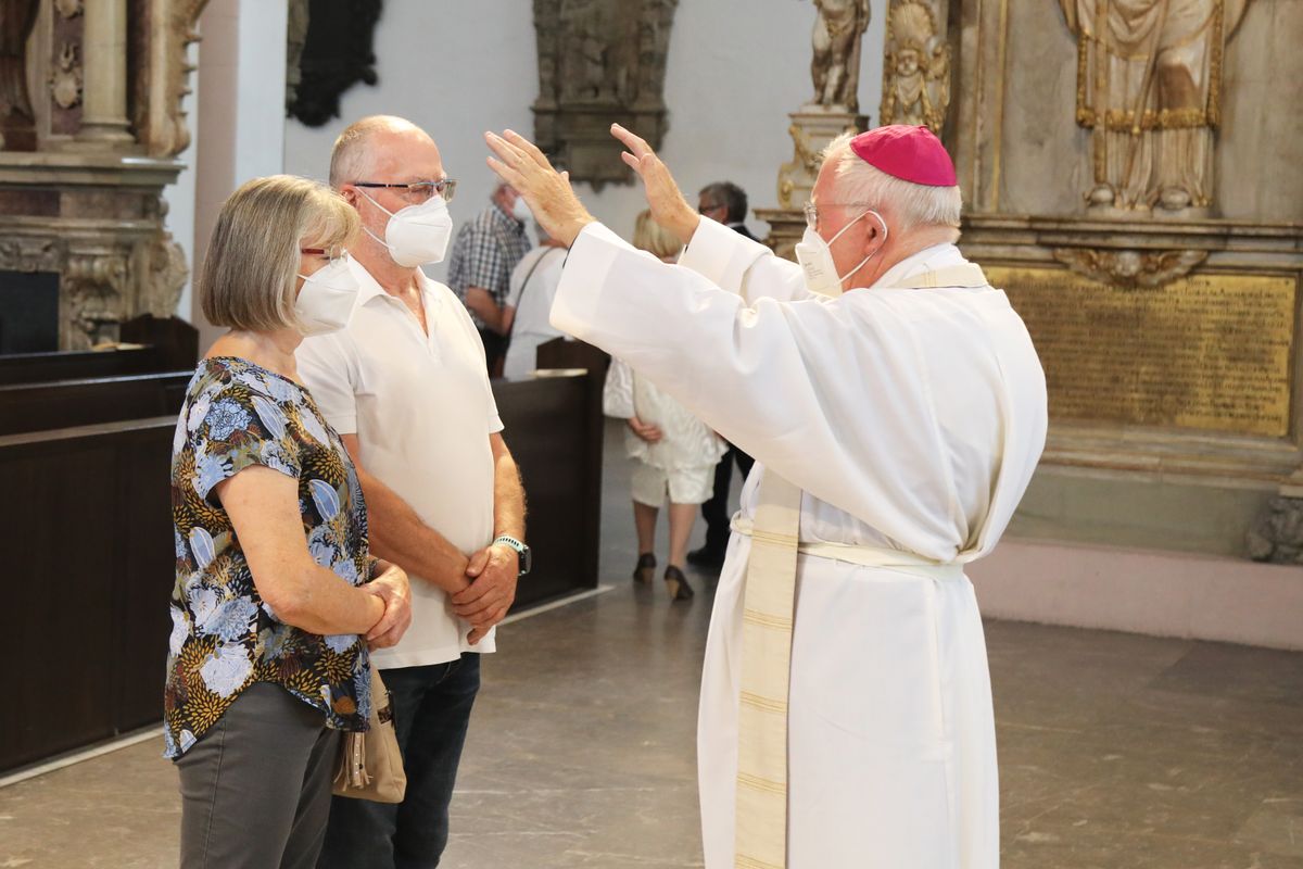 	 Weihbischof Ulrich Boom feierte am Mittwochnachmittag, 30. Juni, einen Gottesdienst für Ehepaare, die 2020 oder 2021 ihr goldenes, diamantenes oder eisernes Ehejubiläum hatten. Im Anschluss konnten sich die Paare segnen lassen.