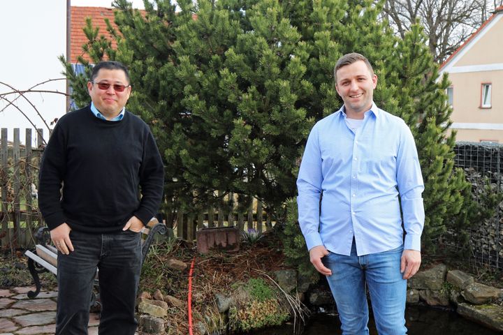 Michael Wegel (rechts) will sich in der Osternacht im Würzburger Kiliansdom taufen lassen. Diakon Kim Jung Nam Sell bereitet ihn auf die Taufe vor und wird auch sein Taufpate sein.