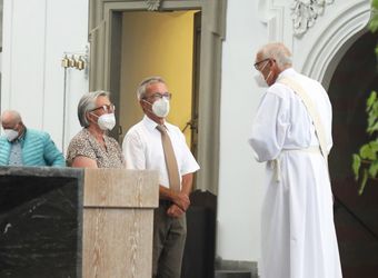 Bischof em. Dr. Friedhelm Hofmann feierte am Mittwochvormittag, 23. Juni, im Kiliansdom einen Pontifikalgottesdienst für Ehejubilare, die in den Jahren 2020 und 2021 auf 50, 60 oder 65 gemeinsame Jahre zurückblicken.