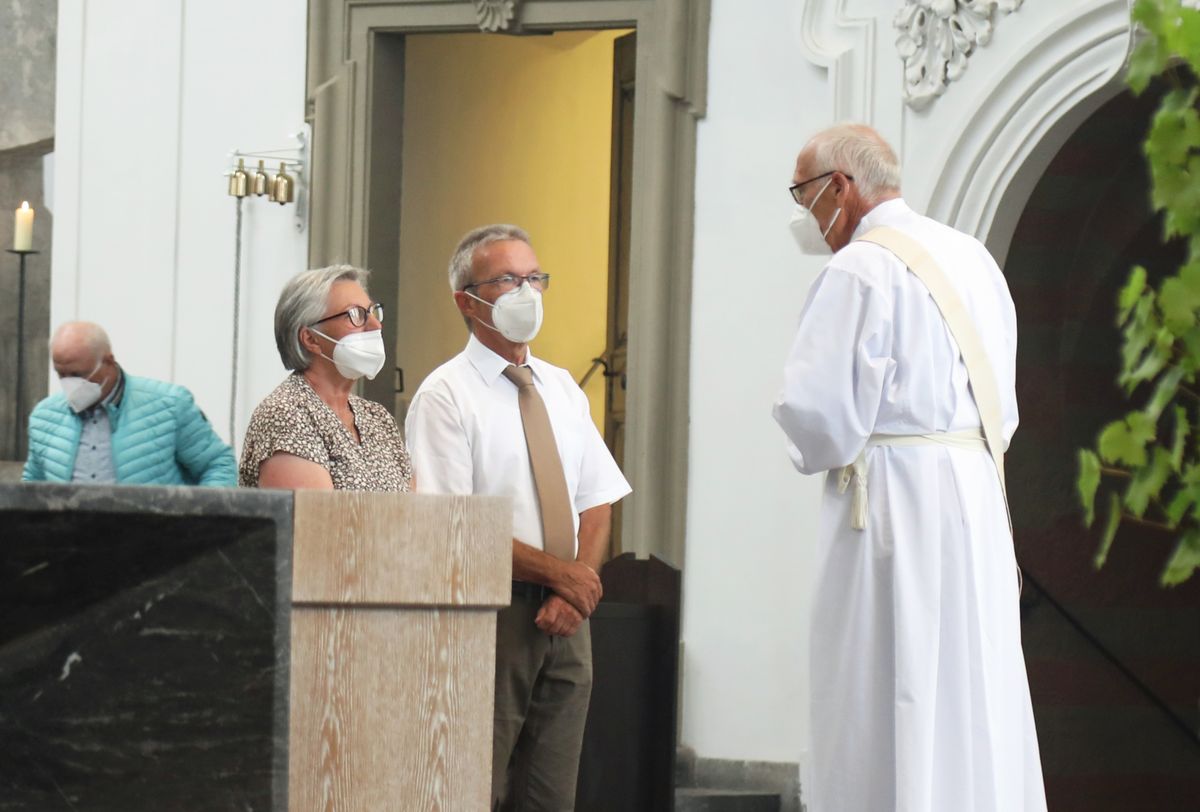 Bischof em. Dr. Friedhelm Hofmann feierte am Mittwochvormittag, 23. Juni, im Kiliansdom einen Pontifikalgottesdienst für Ehejubilare, die in den Jahren 2020 und 2021 auf 50, 60 oder 65 gemeinsame Jahre zurückblicken. Bischof em. Dr. Friedhelm Hofmann feierte am Mittwochvormittag, 23. Juni, im Kiliansdom einen Pontifikalgottesdienst für Ehejubilare, die in den Jahren 2020 und 2021 auf 50, 60 oder 65 gemeinsame Jahre zurückblicken.