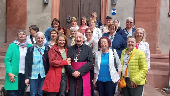 Gruppenbild der Pfarrhausfrauen mit Weihbischof em. Ulrich Boom.