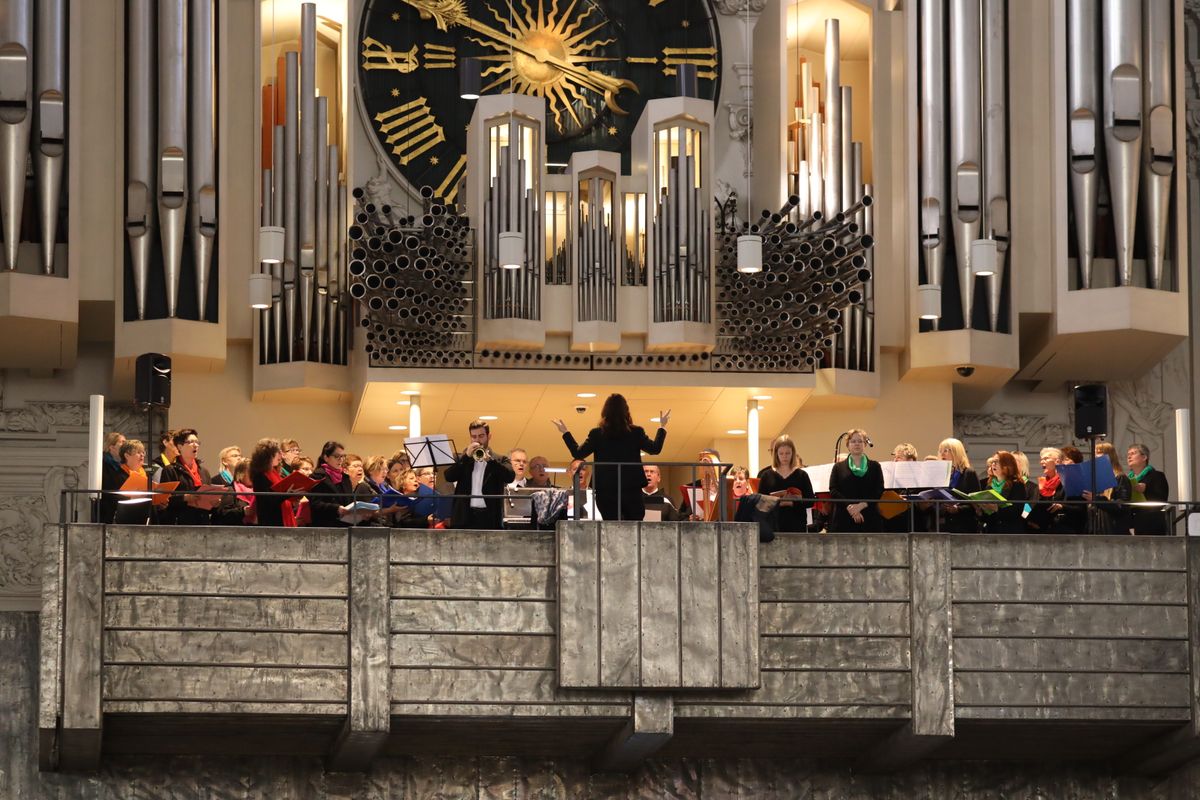 Bei einem feierlichen Gottesdienst im Würzburger Kiliansdom weihte Bischof Dr. Franz Jung Bertram Ziegler zum Diakon. Zahlreiche Verwandte, Freunde und Wegbegleiter des Priesterseminaristen nahmen an der Feier teil.