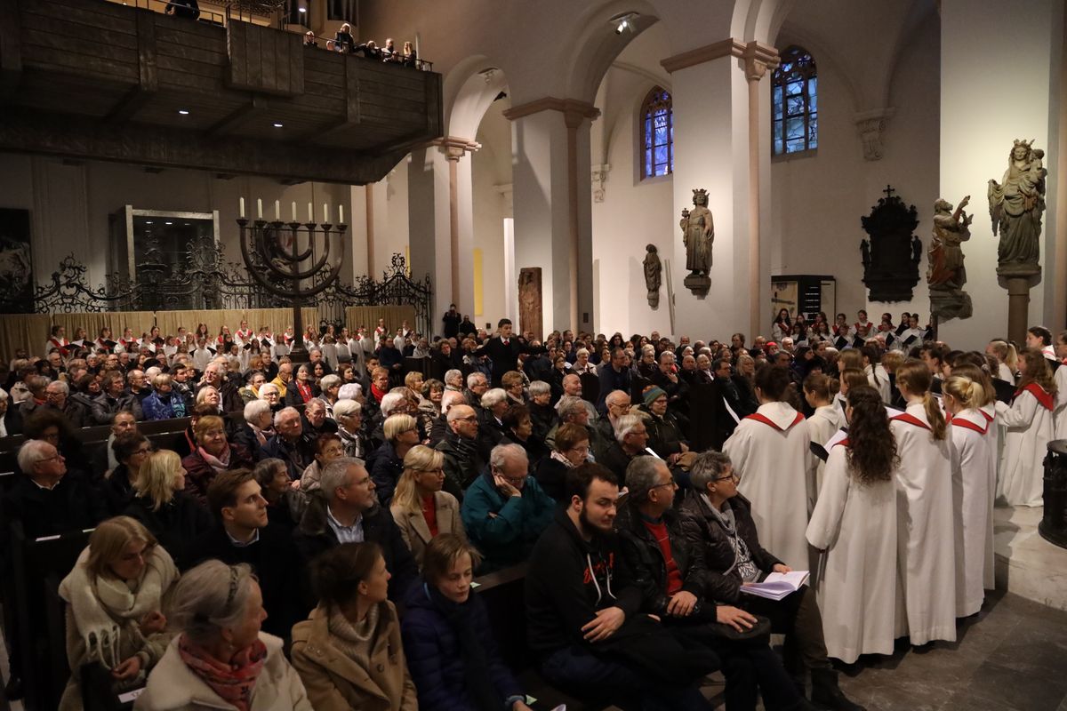 "Weihnachten traditionell" war das Konzert der Mädchenkantorei am Würzburger Dom und des Orchesters Camerata Würzburg unter der Leitung von Domkantor Alexander Rüth am dritten Adventssonntag, 15. Dezember, überschrieben.  "Weihnachten traditionell" war das Konzert der Mädchenkantorei am Würzburger Dom und des Orchesters Camerata Würzburg unter der Leitung von Domkantor Alexander Rüth am dritten Adventssonntag, 15. Dezember, überschrieben.