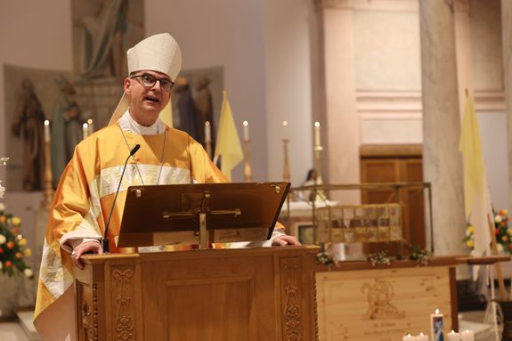 Bischof Dr. Franz Jung feierte am Sonntag, 6. Oktober, einen Gottesdienst zum Abschluss der Irlandwallfahrt mit den Reliquien der Frankenapostel in der Kathedrale von Cavan. Im Anschluss wurde der Schrein mit den Häuptern der Märtyrer für den Rücktransport nach Würzburg sicher verpackt.