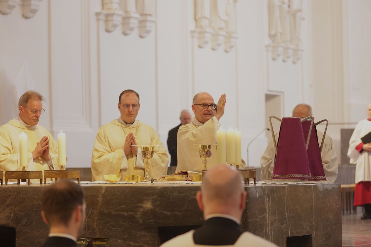 Das Krankenöl wurde während des Hochgebets geweiht. Das Krankenöl wurde während des Hochgebets geweiht.