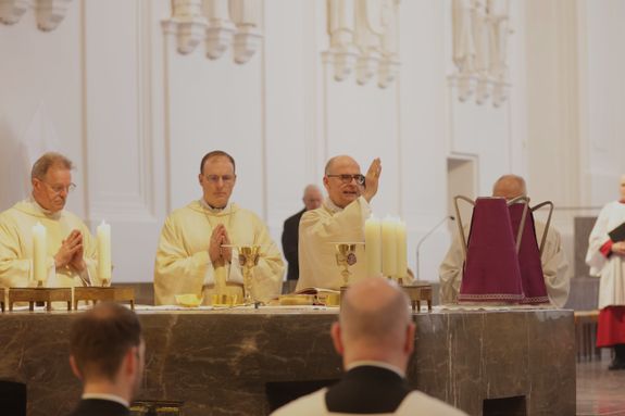 Das Krankenöl wurde während des Hochgebets geweiht. Das Krankenöl wurde während des Hochgebets geweiht.