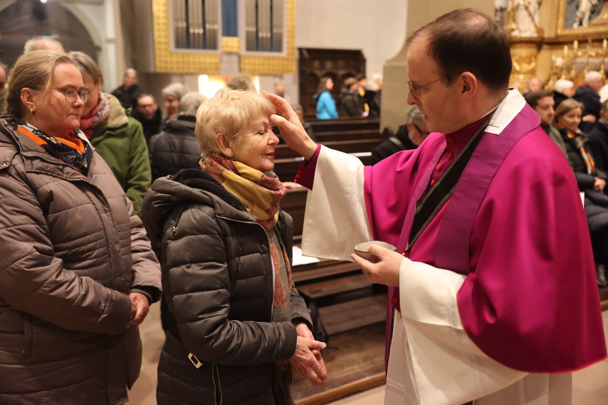 Weihbischof Paul Reder legte den Gläubigen das Aschekreuz auf. Weihbischof Paul Reder legte den Gläubigen das Aschekreuz auf.