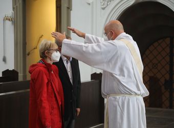 Bischof Dr. Franz Jung segnete nach dem Gottesdienst die Ehejubilare.