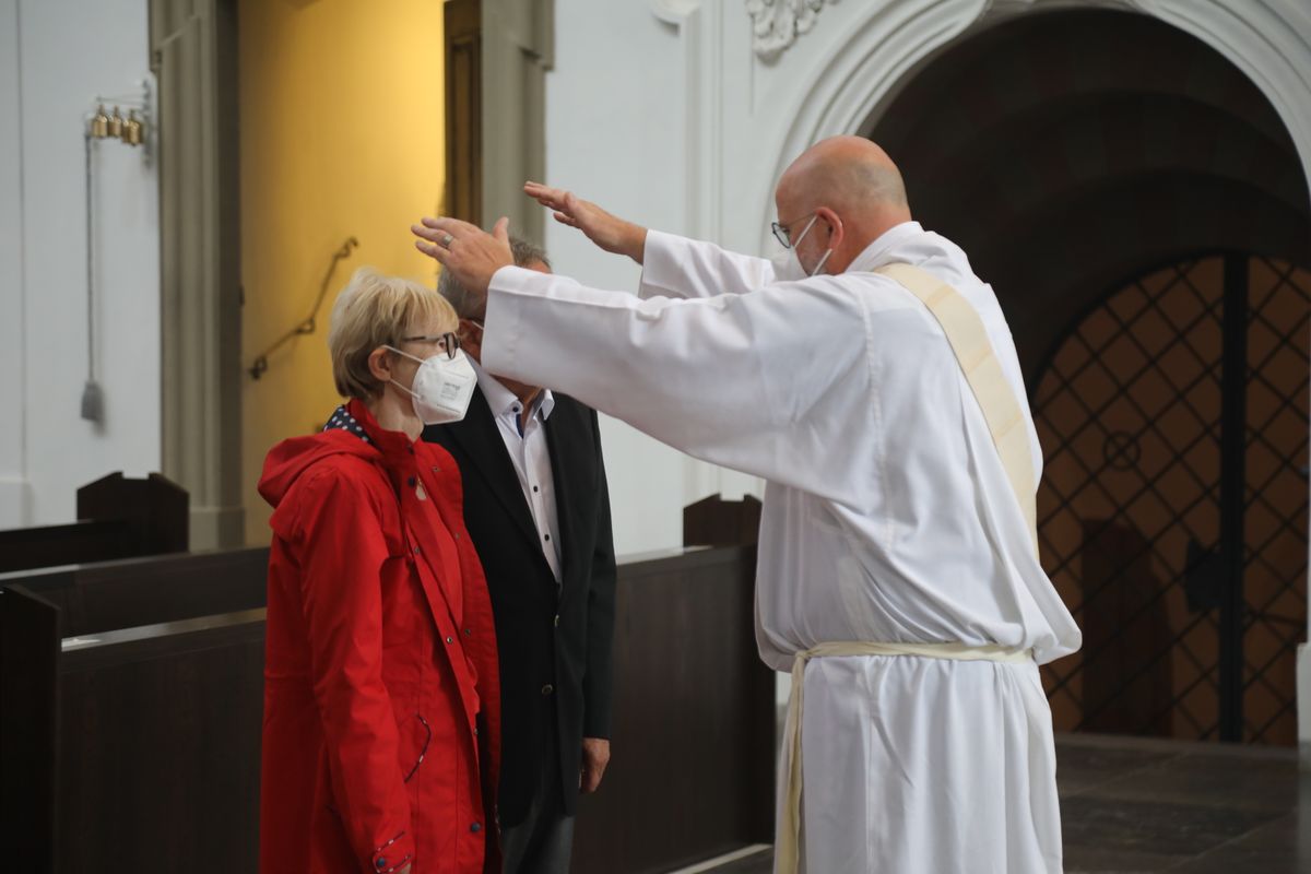 2721/0630_Ehejubilare mit Bischof Franz Jung_28159 Bischof Dr. Franz Jung segnete nach dem Gottesdienst die Ehejubilare.