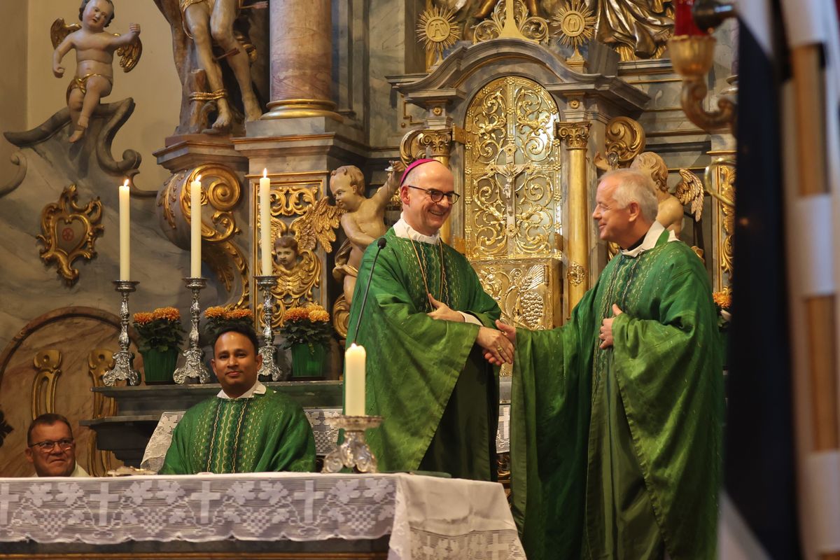 Bei einer Pontifikalmesse in der Klosterkirche auf dem Engelberg bei Großheubach hat Bischof Dr. Franz Jung zusammen mit Pater Jan Pelczarski, Generalsuperior der Oblaten des heiligen Josef aus Rom, am Sonntag, 3. November, offiziell die neue Niederlassung der Oblaten des heiligen Josef im Bistum Würzburg errichtet.