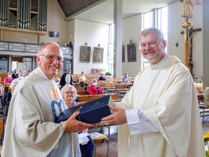 Generalvikar Dr. Jürgen Vorndran (rechts) dankte Pfarrer Franz Schmitt für zehn Jahre Engagement als Diözesan-Altenseelsorger.