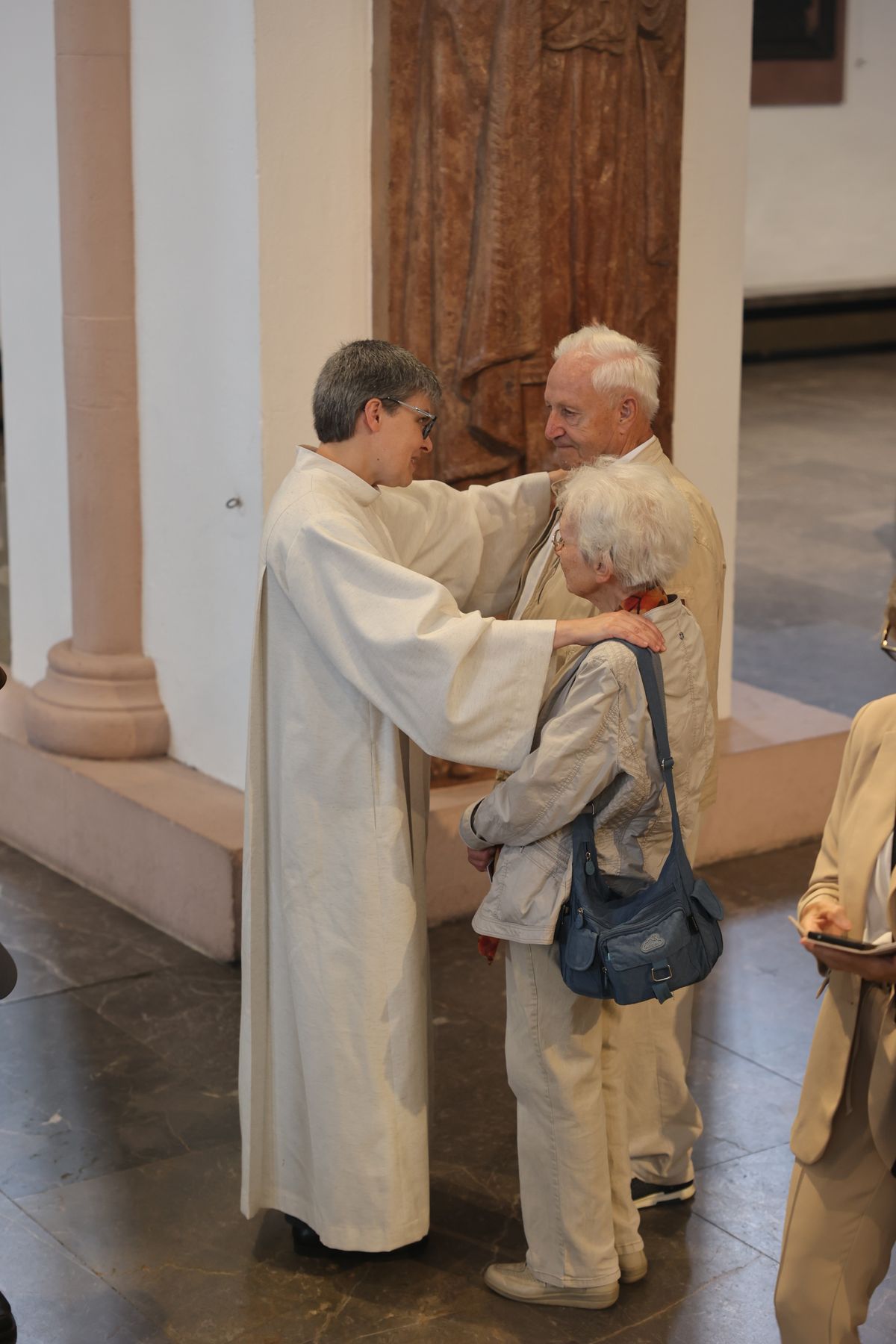 Seelsorgerinnen und Seelsorger spendeten nach dem Gottesdienst den Jubelpaaren individuell den Segen. 
