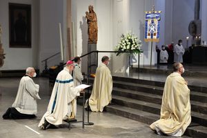 Bischof Dr. Franz Jung hat die Menschheit, insbesondere die Ukraine und Russland, bei einem Pontifikalgottesdienst am Freitagabend, 25. März, dem Unbefleckten Herzen Mariens geweiht.