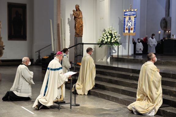 Bischof Dr. Franz Jung hat die Menschheit, insbesondere die Ukraine und Russland, bei einem Pontifikalgottesdienst am Freitagabend, 25. März, dem Unbefleckten Herzen Mariens geweiht.