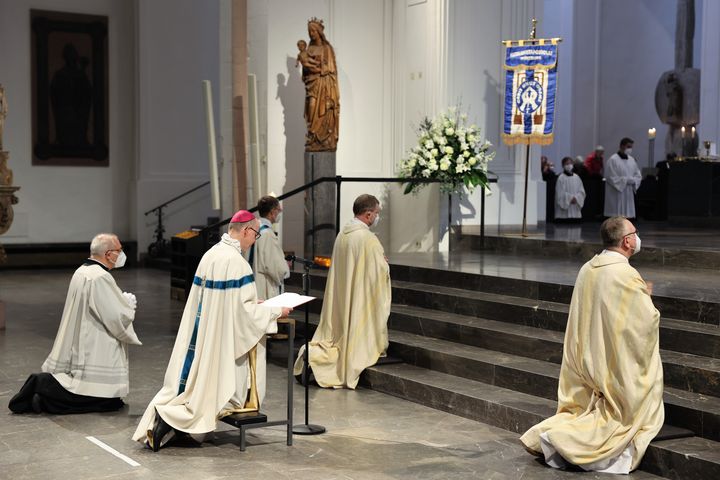Bischof Dr. Franz Jung hat die Menschheit, insbesondere die Ukraine und Russland, bei einem Pontifikalgottesdienst am Freitagabend, 25. März, dem Unbefleckten Herzen Mariens geweiht.