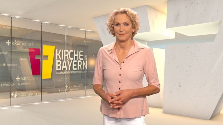 Bernadette Schrama führt am Sonntag, 21. September, durch das ökumenische Fernsehmagazin "Kirche in Bayern".
