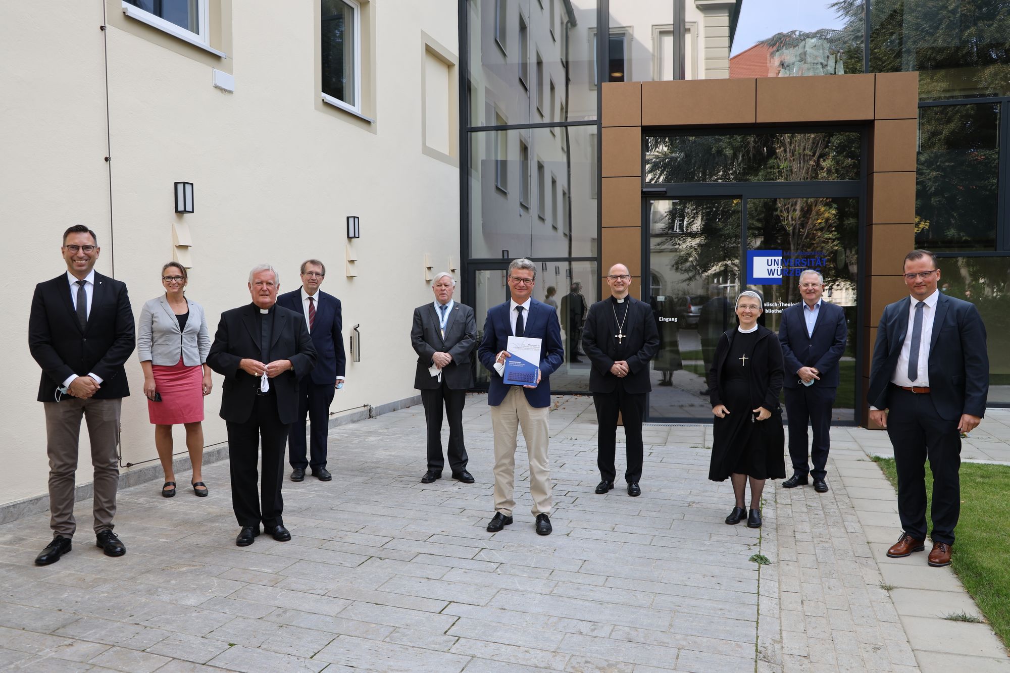 4020/0991 Sibler_23220 Gruppenbild mit Damen: Am Donnerstag, 24. September, besuchte Bayerns Wissenschaftsminister Bernd Sibler (5. von rechts) die Katholisch-Theologische Fakultät der Julius-Maximilians-Universität Würzburg. Von links: Dekan Professor Dr. Martin Stuflesser, Studiendekanin Professorin Dr. Michelle Becka, Bischof em. Dr. Friedhelm Hofmann, Ehrensenator der Universität Würzburg, Universitätspräsident Professor Dr. Alfred Forchel, Professor Dr. Walter Eykmann, Ehrensenator der Universität, Bischof Dr. Franz Jung, Generaloberin Schwester Monika Edinger von den Erlöserschwestern, Professor Dr. Wolfgang Weiß und Prodekan Professor Dr. Johannes Först.