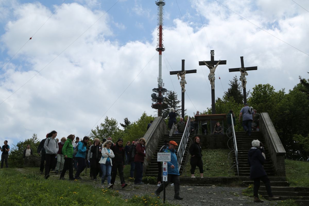 Fast 400 Gläubige haben an der Ökumenischen Kreuzbergwallfahrt mit Bischof Jung und Regionalbischöfin Bornowski teilgenommen.  Fast 400 Gläubige haben an der Ökumenischen Kreuzbergwallfahrt mit Bischof Jung und Regionalbischöfin Bornowski teilgenommen.