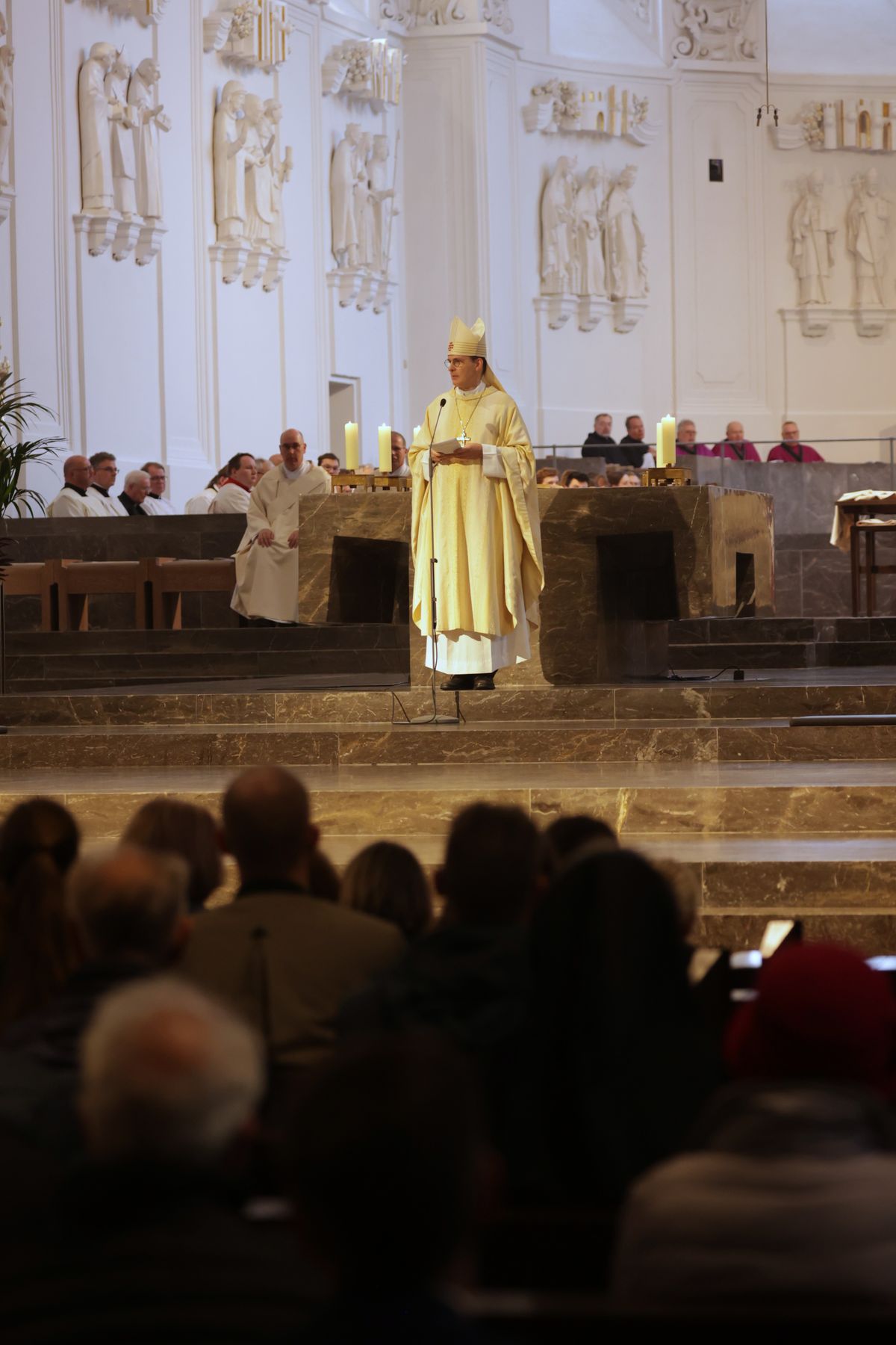 Bei einem Pontifikalgottesdienst am Samstag, 27. September, weihte Weihbischof Paul Reder drei Männer im Würzburger Kiliansdom zu Diakonen.