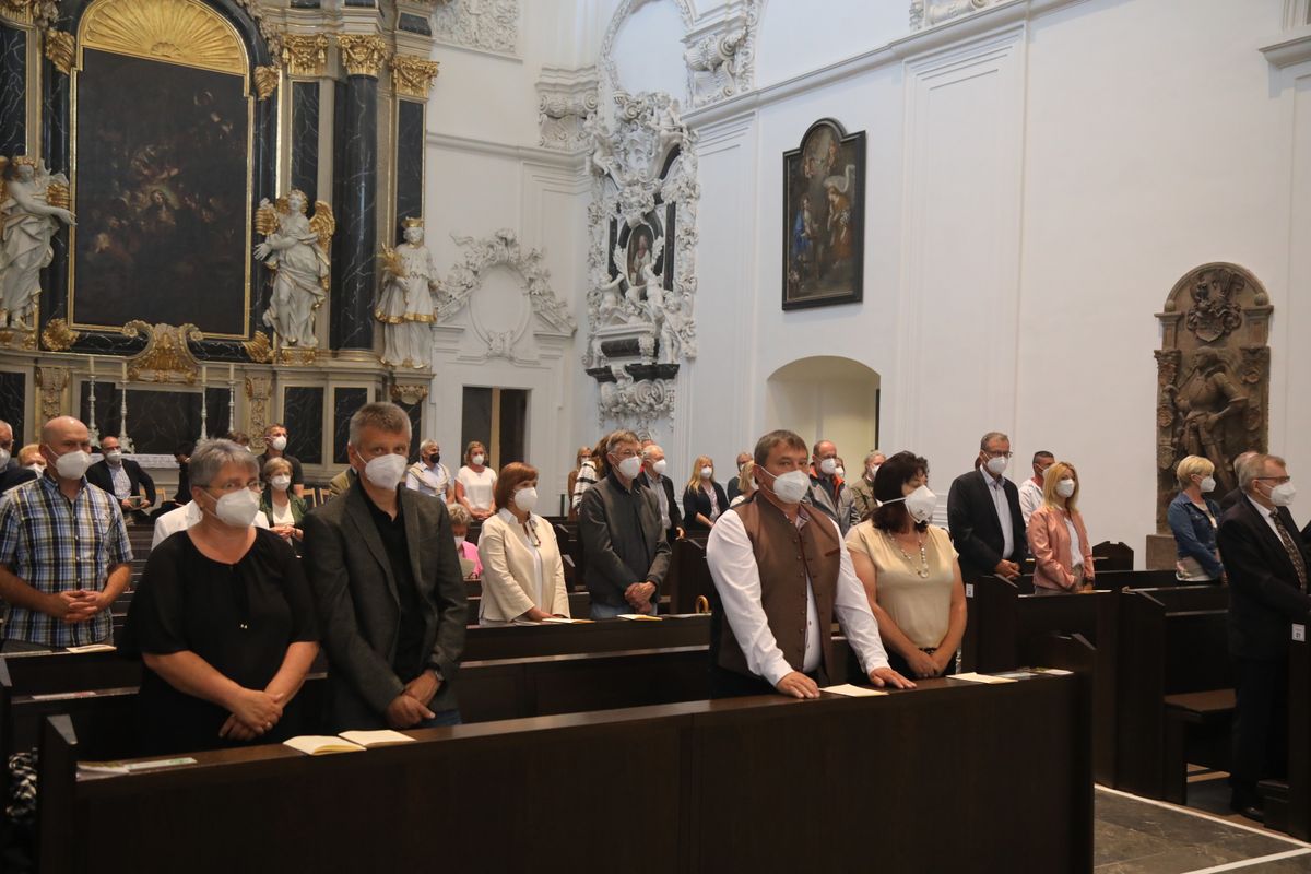2721/0637-Dankgottesdienst für Ehejubilare mit Bischof Dr. Franz Jung_28275 Bischof Dr. Franz Jung hat am Mittwochabend, 30. Juni, einen Gottesdienst im Würzburger Kiliansdom gefeiert.