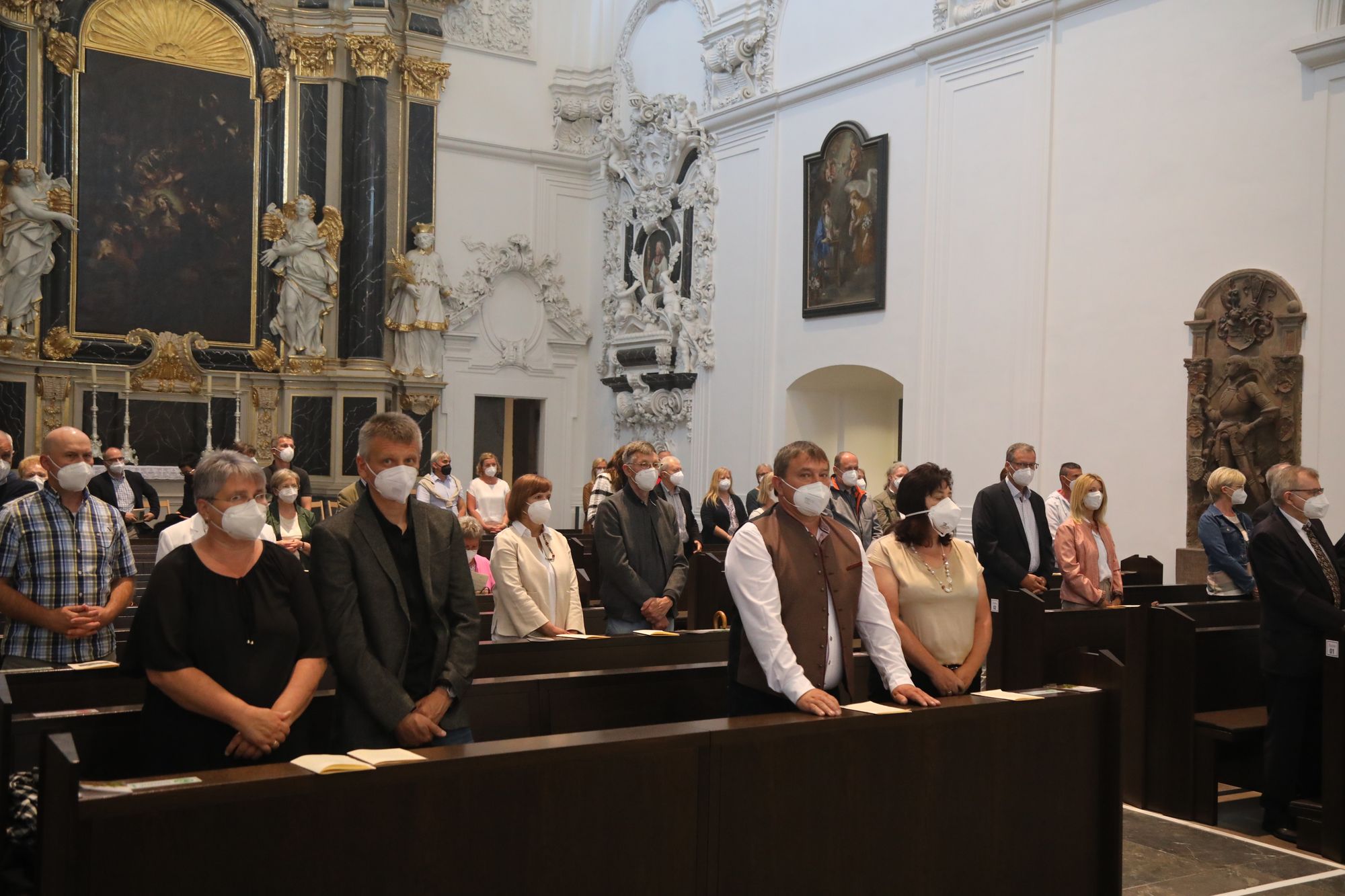 2721/0637-Dankgottesdienst für Ehejubilare mit Bischof Dr. Franz Jung_28275 Bischof Dr. Franz Jung hat am Mittwochabend, 30. Juni, einen Gottesdienst im Würzburger Kiliansdom gefeiert.